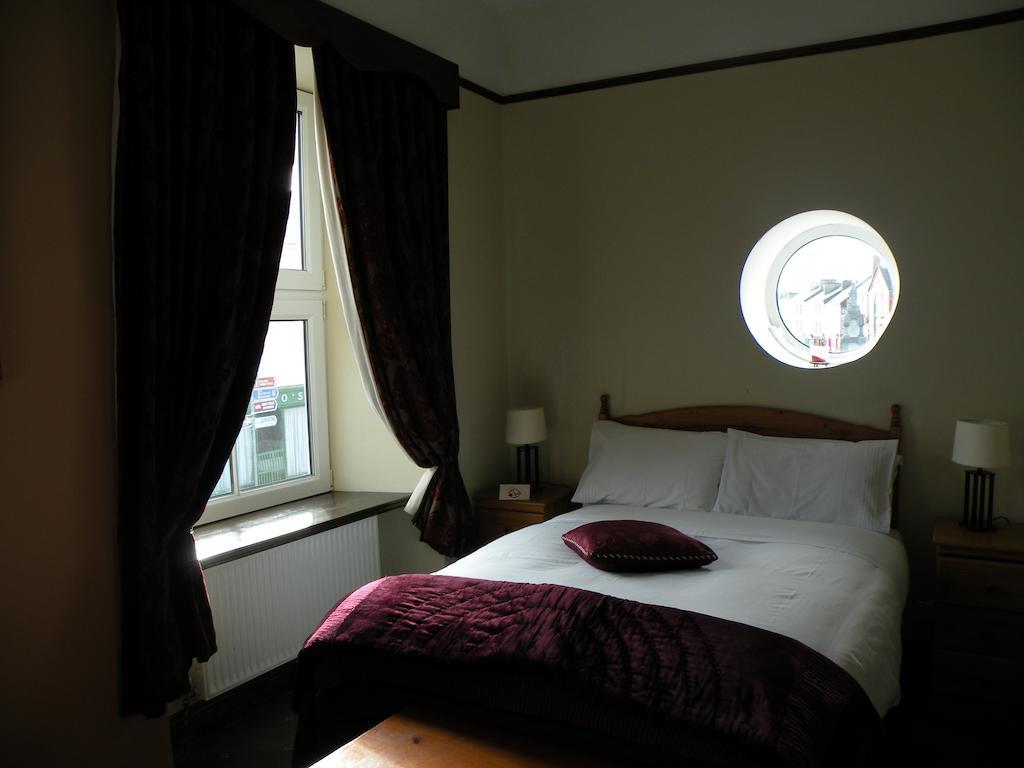 Buggle'S Pub And Accommodation Kilrush Room photo