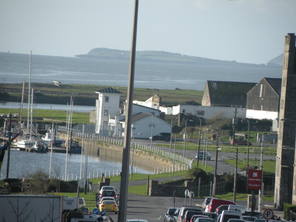 Buggle'S Pub And Accommodation Kilrush Exterior photo