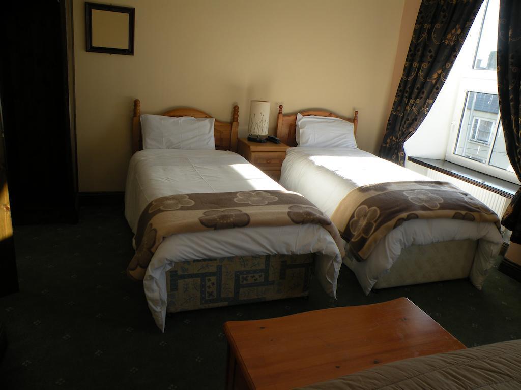 Buggle'S Pub And Accommodation Kilrush Room photo