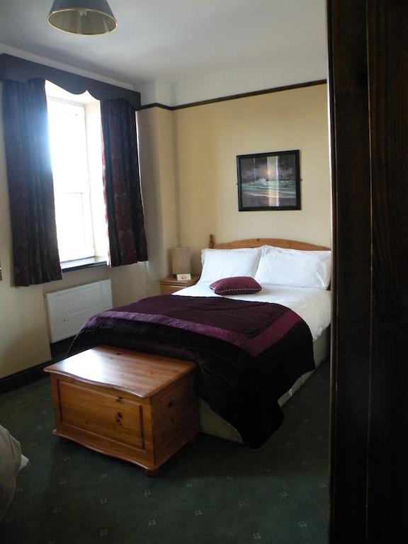 Buggle'S Pub And Accommodation Kilrush Room photo