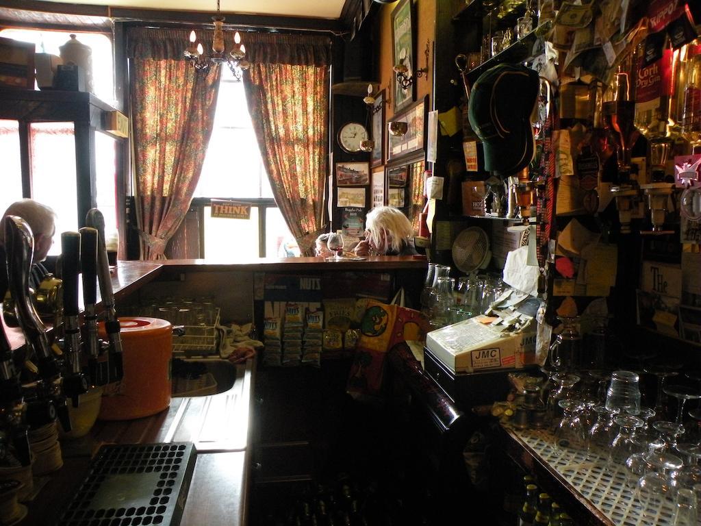 Buggle'S Pub And Accommodation Kilrush Exterior photo