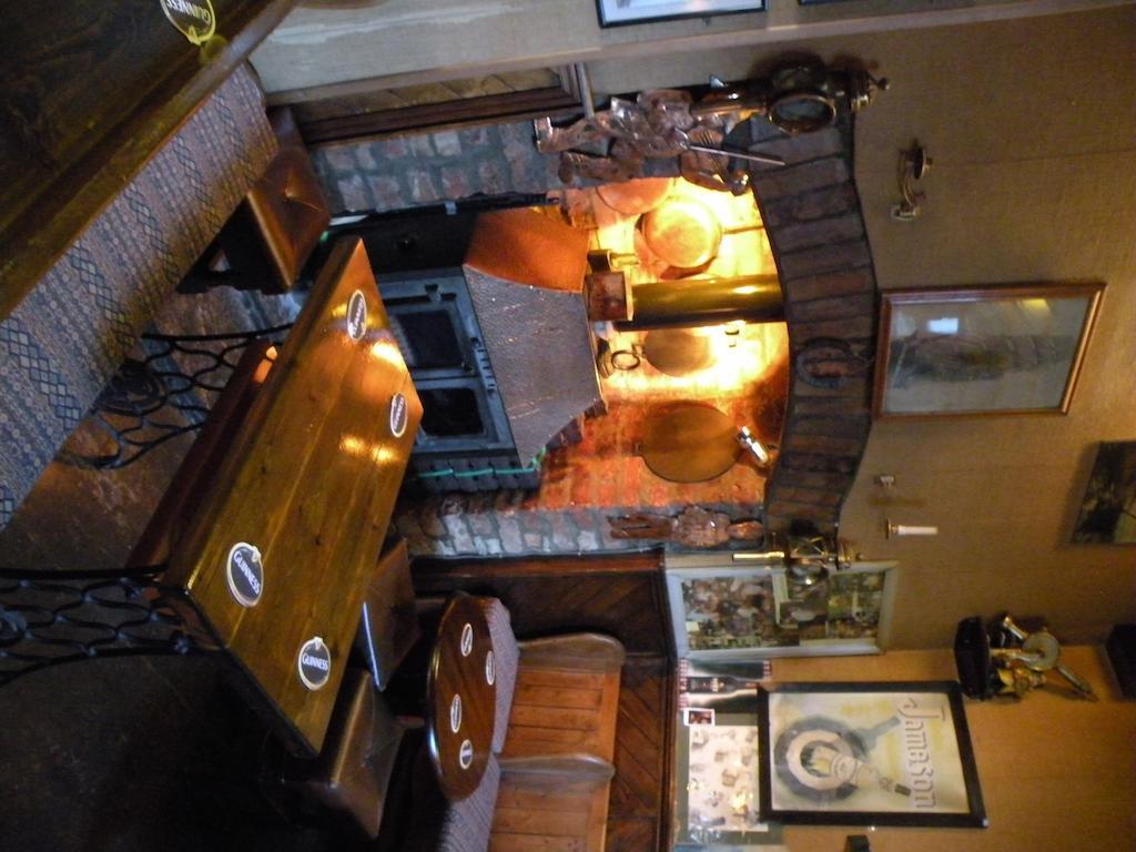Buggle'S Pub And Accommodation Kilrush Exterior photo